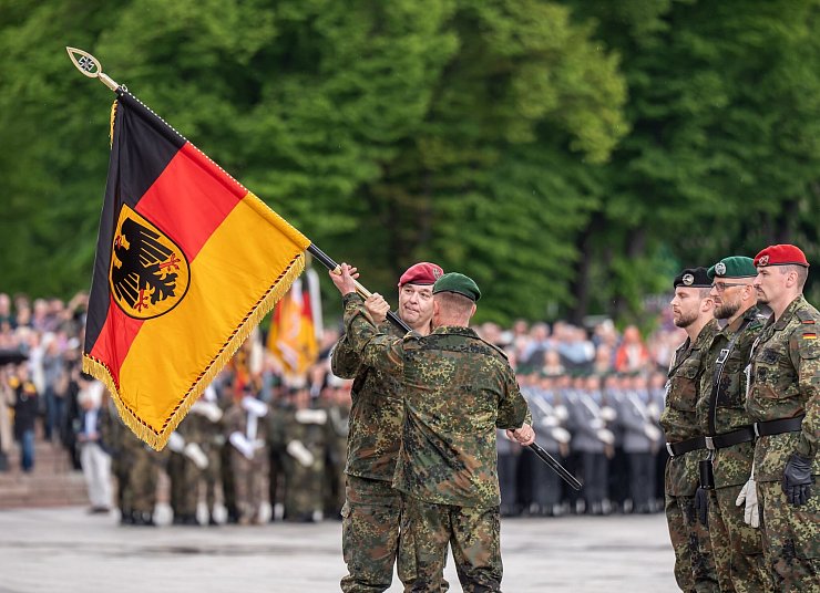 Die Panzerbrigade 45 der Bundeswehr ist dauerhaft in Litauen stationiert und soll die Ostflanke der NATO unterstützen. - © Michael Kappeler/dpa