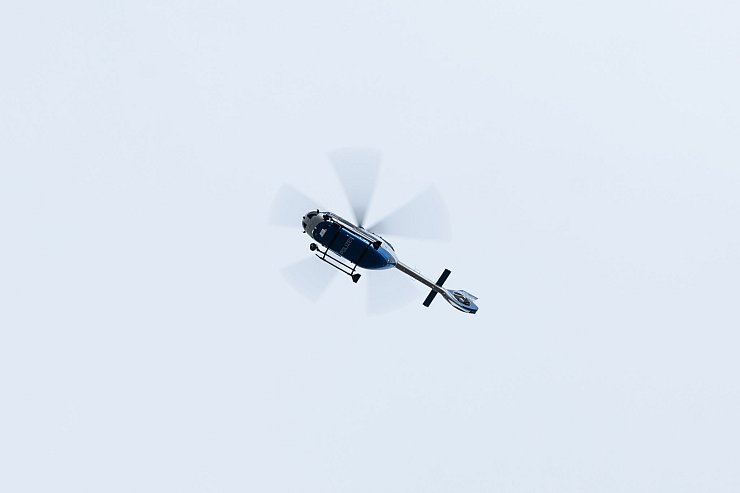 Bei der Suche nach dem Zweijährigen kam auch ein Hubschrauber zum Einsatz. (Symbolfoto) - © Silas Stein/dpa