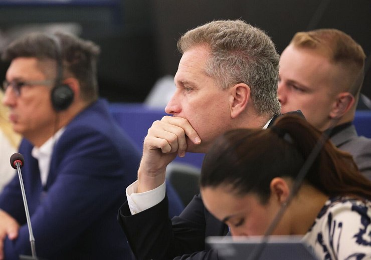 Der AfD-Abgeordnete Petr Bystron gehört zu den Politikern, die den Misstrauensantrag gegen Ursula von der Leyen unterzeichneten. (Archivbild) - © Philipp von Ditfurth/dpa