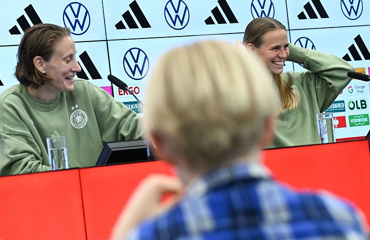 Was war euer schlimmstes Foul? Fragen an Klara Bühl und Ann-Katrin Berger. - © Arne Dedert/dpa