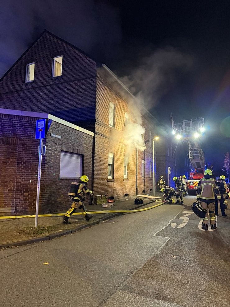 Als die Einsatzkräfte ankamen, war zunächst unklar, ob sich noch Menschen in dem Gebäude befanden. - © -/Feuerwehr Gelsenkirchen/dpa