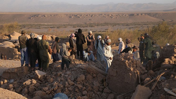 Menschen stehen nach dem Erdbeben in der afghanischen Provinz Herat in den Trümmern ihrer Wohnhäuser. - © Mashal/XinHua/dpa