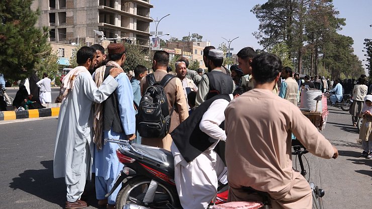 Aus Sorge vor Gebäudeeinstürzen haben Anwohner in Herat ihre Häuser verlassen. - © Mashal/XinHua/dpa