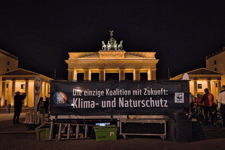 Das Brandenburger Tor vor Start der Aktion. - © Paul Zinken/dpa