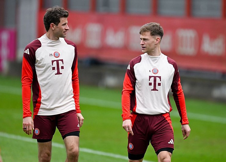 Münchner Führungsspieler: Thomas Müller (l) und Joshua Kimmich. - © Sven Hoppe/dpa