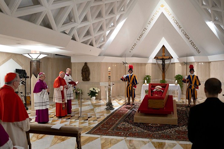 Ab Mittwoch können Gläubige im Petersdom Abschied an dem Sarg nehmen. - © Vatican Media/Vatican Media/AP/dpa