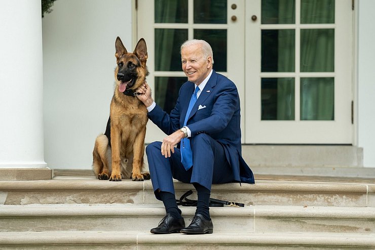 US-Präsident Joe Biden mit seinem Hund auf den Stufen vor dem Weißen Haus. - © President Joe Biden/Zuma Press/dpa