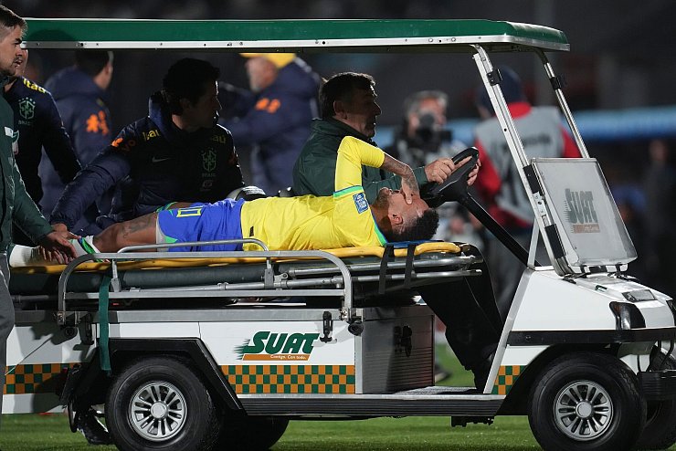 Ein Kreuzbandriss zwang Neymar zu einer langen Pause. - © Matilde Campodonico/AP/dpa