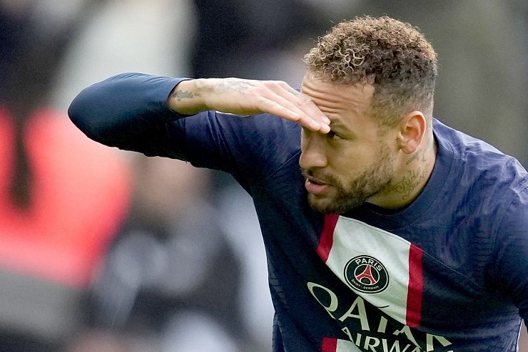 Für Neymars Wechsel bezahlte PSG damals 222 Millionen Euro. - © Christophe Ena/AP/dpa
