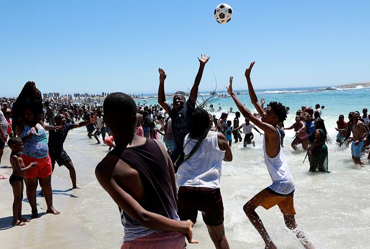 Sommer, Sonne, Spaß: An Neujahr ist in Südafrika Urlaubslaune angesagt (Archivbild). - © Nardus Engelbrecht/AP/dpa