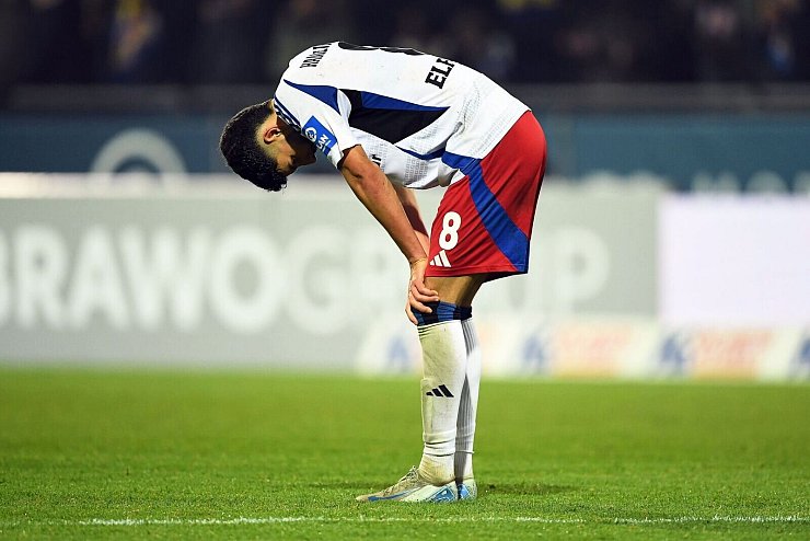 Entt&auml;uschung beim HSV: Daniel Elfadli nach der Niederlage in Braunschweig. - &copy; Swen Pf&ouml;rtner/dpa