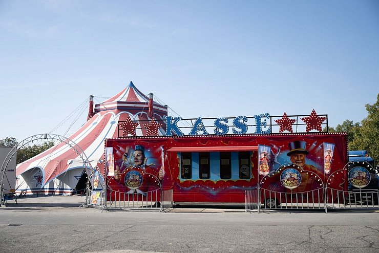 Das Zirkuszelt des Circus Paul Busch in Bautzen - © Sebastian Kahnert/dpa