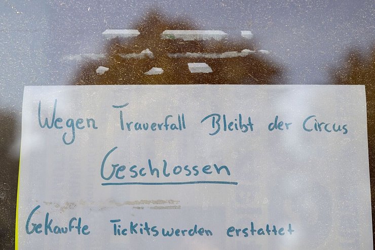 Ein handgeschriebener Zettel an der Kasse informiert die Zirkusbesucher über die Schließung wegen eines Trauerfalls. - © Sebastian Kahnert/dpa