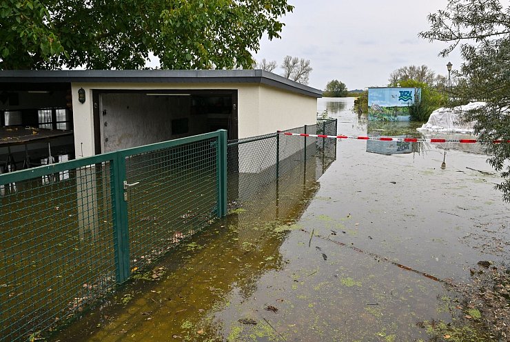 Erste Garagen und Gehwege stehen in Fürstenberg, einem Stadtteil von Eisenhüttenstadt, unter Wasser. - © Patrick Pleul/dpa