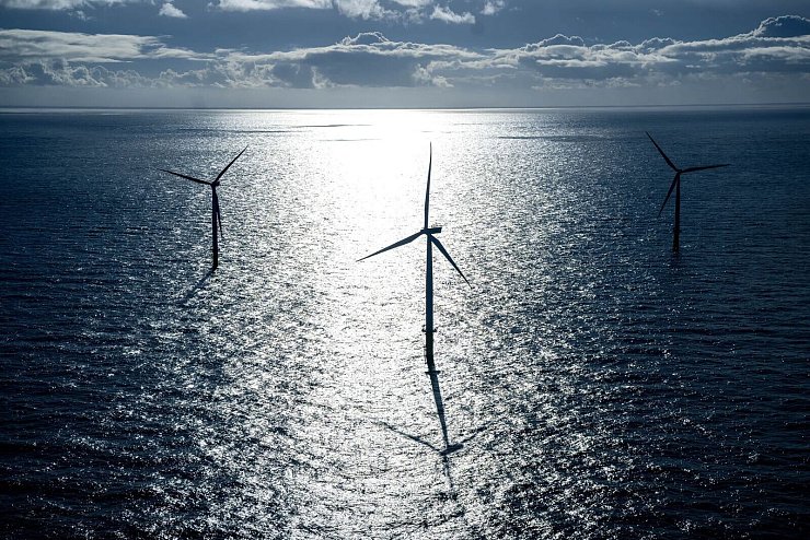 Windkraftanlagen stehen in der Nordsee. (Illustration) - © Sina Schuldt/dpa