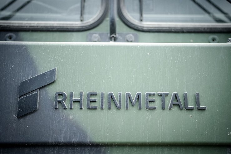 Das Logo des Rüstungskonzerns Rheinmetall ist an einem Fahrzeug der Bundeswehr bei der Nato-Übung Quadriga 2024 zu sehen. - © Kay Nietfeld/dpa