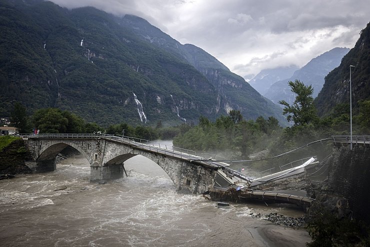 Bei den Unwettern am 28. Juni hatte das reißende Gewässer der Maggia eine Brücke zum Einsturz gebracht. - © Michael Buholzer/KEYSTONE/dpa