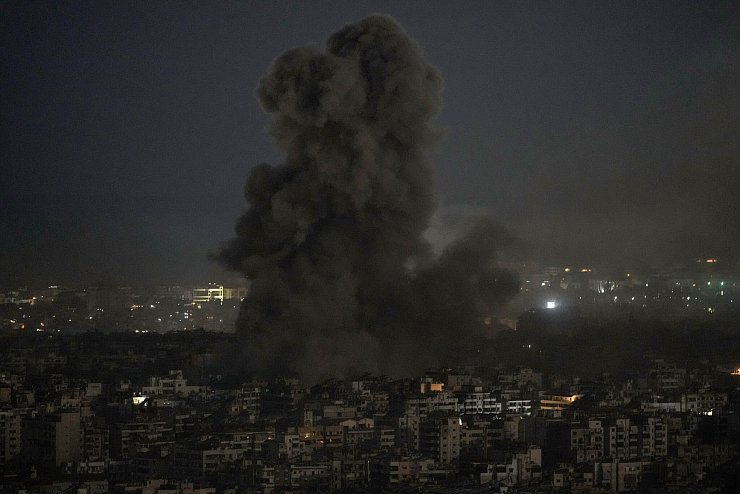 Israels Armee greift weiter Ziele im benachbarten Libanon an. - © Bilal Hussein/AP/dpa