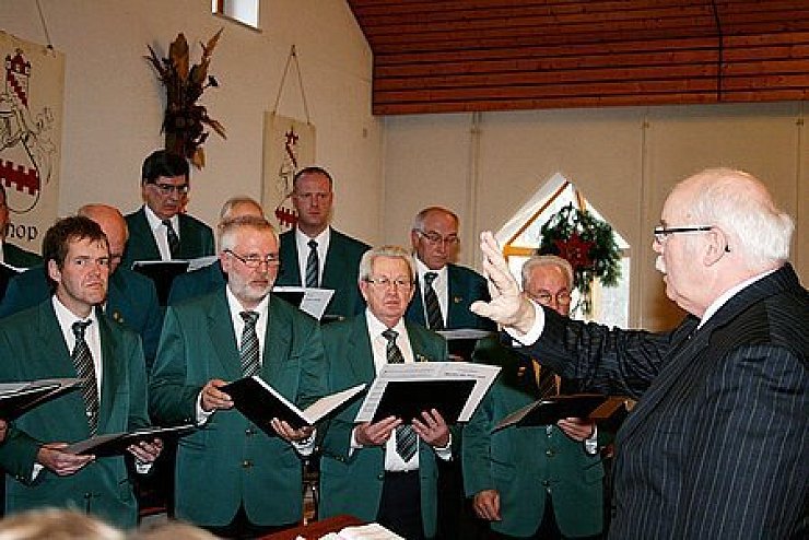 Karl-Heinz Isenberg leitet den MGV Donop, der ein stimmungsvolles Konzert organisiert hat. - © Foto: Schürstedt