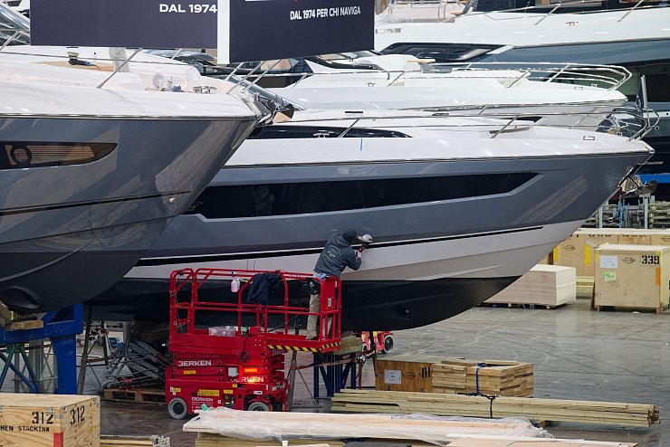 Bei der Wassersportmesse «Boot» sind auch in diesem Jahr wieder viele Luxusjachten zu bestaunen. Es gibt aber auch eine eigene Halle für Einsteigerboote. Die nach eigenen Angaben weltgrößte Wassersportmesse startet am 18. Januar. - © Henning Kaiser/dpa