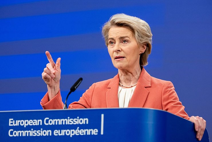 EU-Kommissionspräsidentin von der Leyen warnt vor einem Zollstreit. (Archivbild) - © Geert Vanden Wijngaert/AP/dpa