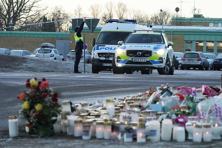 Der mutmaßliche Täter besaß mehrere Waffen. - © Sergei Grits/AP/dpa