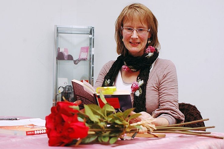 Cornelia Witte bei der Lesung in der Stadtbücherei. - © Foto: Gallisch
