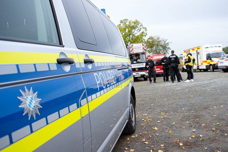 Einsatzkräfte der Polizei vor der Alexander-von-Humboldt-Realschule in Bayreuth. - © Pia Bayer/dpa
