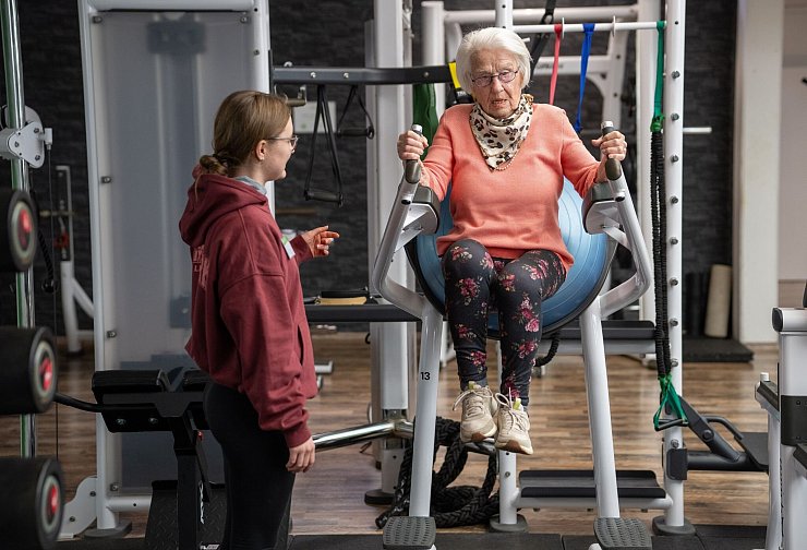 Sie gilt im Fitnessstudio als sehr ehrgeizig. (Archivbild) - © Harald Tittel/dpa