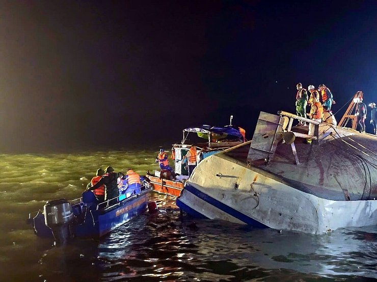 Das Schiff war bei Sturm und Gewitter gekentert. - © VNA/Handout via Xinhua/dpa