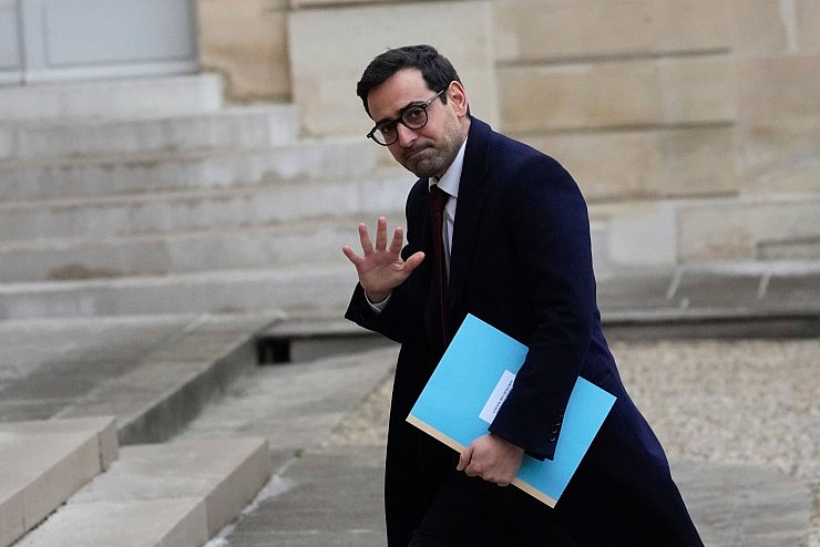 Profitiert vom Streit seines Landsmannes Breton mit Ursula von der Leyen: Stéphane Séjourné. (Archivbild) - © Michel Euler/AP/dpa