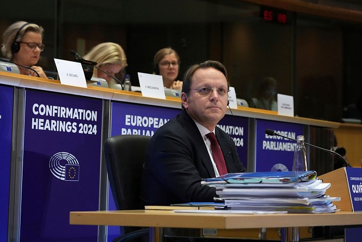 Hat wegen seiner engen Kontakte zu Viktor Orban keinen leichten Stand in Brüssel: Olivier Varhelyi. (Archivbild) - © Virginia Mayo/AP/dpa