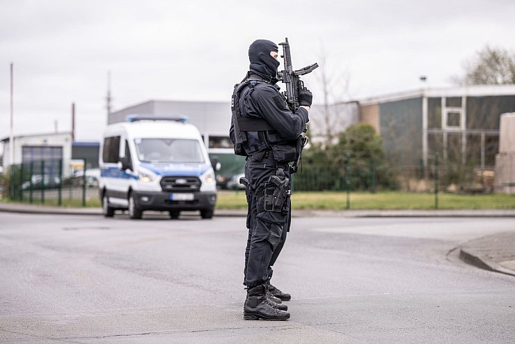 Auch vermummte Beamte mit Maschinenpistolen waren im Einsatz. - © Guido Kirchner/dpa