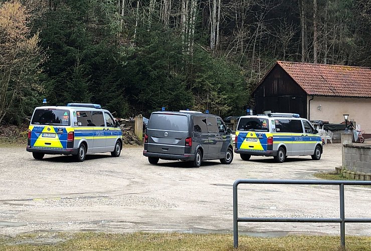 Einsatzkräfte vor einem Anwesen im bayerischen Pottenstein. - © Kathrin Zeilmann/dpa