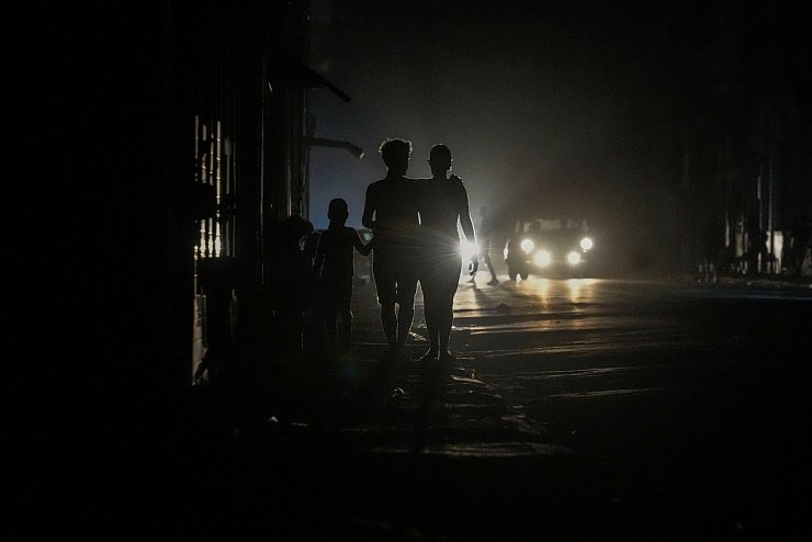 Der Sturm traf den Inselstaat inmitten eines landesweiten Stromausfalls. - © Ramon Espinosa/AP/dpa
