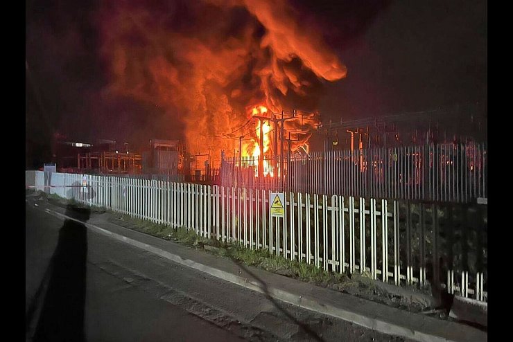 Ein Brand in einem Umspannwerk in der Nacht auf Freitag hatte zu der Flughafenschließung geführt. - © London Fire Brigade/London Fire Brigade/AP/dpa