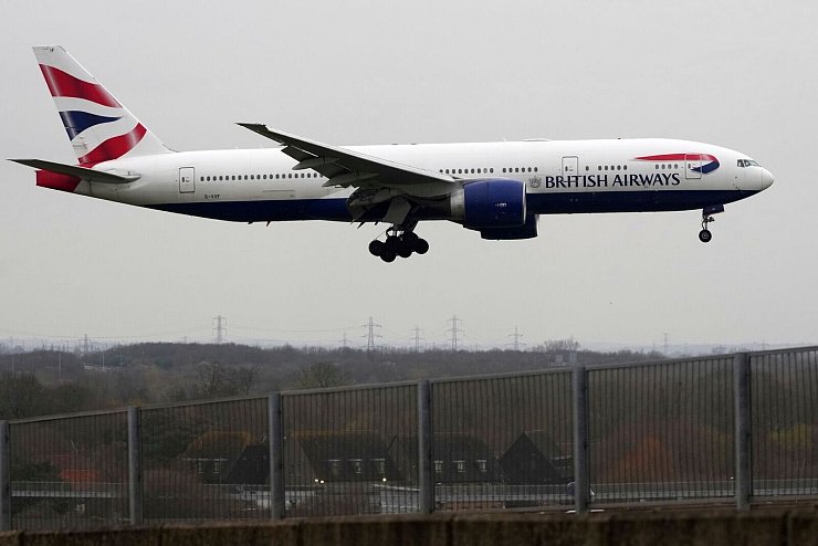 Der Betrieb rollte nach den Problemen des Vortages wieder an. - © Kirsty Wigglesworth/AP/dpa