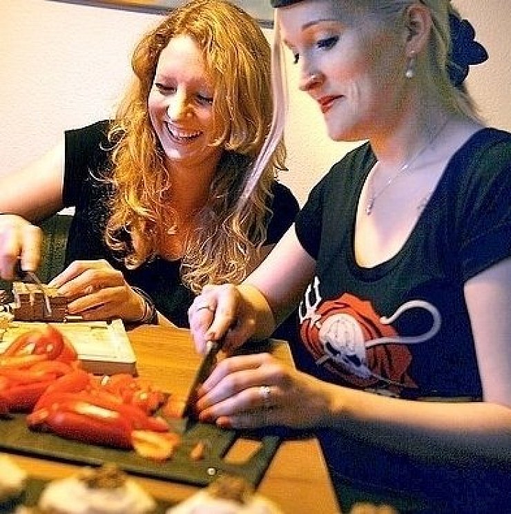 Birgit Goldbecker (l.) und Judie Hermann schnippeln vegane Zutaten. - © FOTO: CARMEN PFÖRTNER