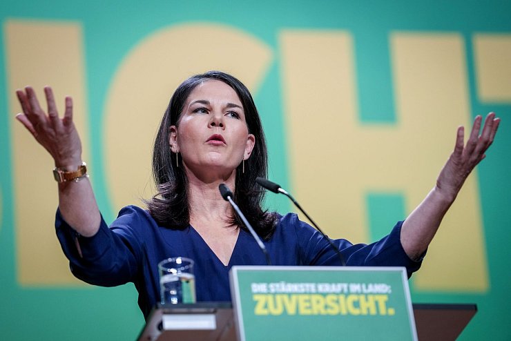 Bundesaußenministerin Annalena Baerbock spricht in ihrer Rede auch die tödliche Attacke auf eine Kita-Gruppe in einem Park in Aschaffenburg an. - © Kay Nietfeld/dpa