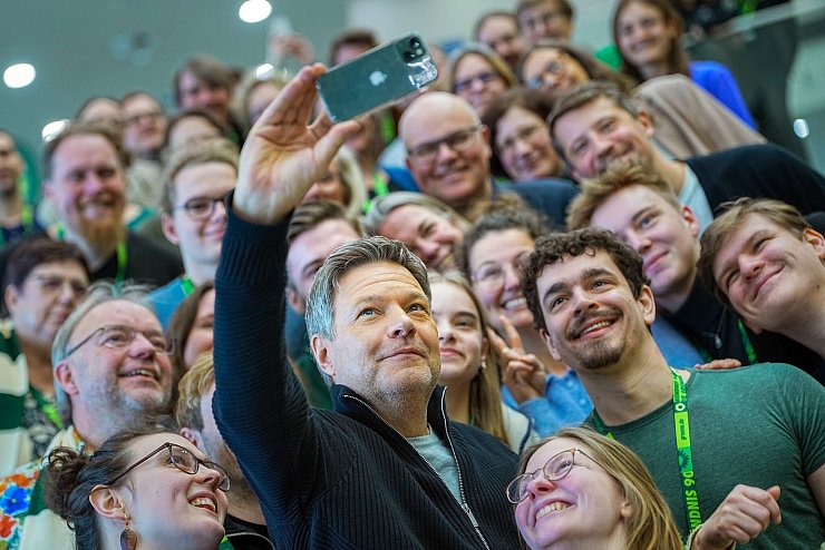 Auf dem Parteitag findet Robert Habeck, Bundesminister für Wirtschaft und Klimaschutz und Kanzlerkandidat der Grünen, Zeit für ein Selfie mit Delegierten aus seinem Heimatverband Schleswig-Holstein. - © Michael Kappeler/dpa
