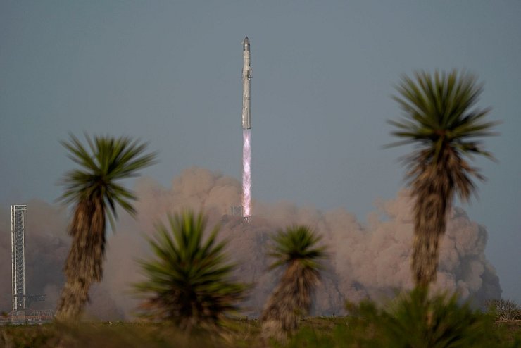 Da sah noch alles gut aus: Das Starship hebt von Florida aus ab. - © Eric Gay/AP/dpa
