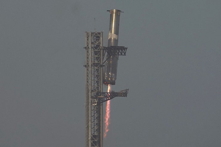 Die untere Stufe des Starship landet wie vorgesehen. - © Eric Gay/AP/dpa