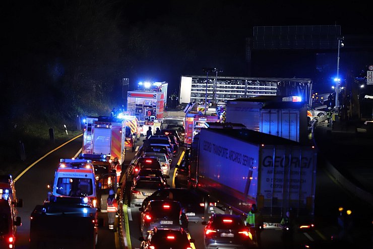 Nach einer Chaosfahrt über mehrere Autobahnen hat die Polizei in Nordrhein-Westfalen einen auffälligen Lkw-Fahrer aus dem Verkehr gezogen. - © Sascha Thelen/dpa