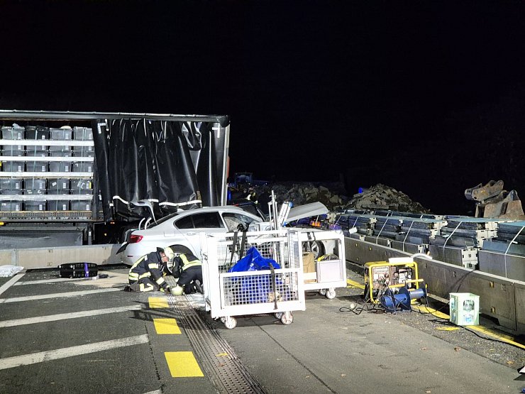 Die A1 ist noch komplett gesperrt. - © Sascha Thelen/dpa