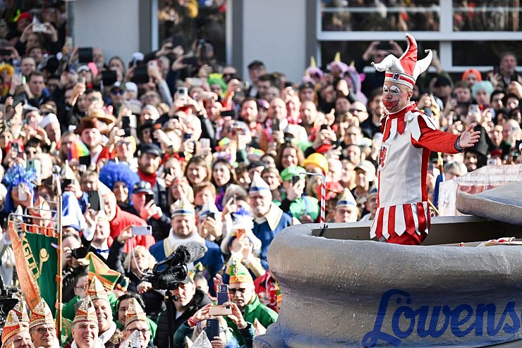 Auch der Kanzler bekam sein Fett weg: Erzschelm Hoppeditz zeigt sich angriffslustig. - © Federico Gambarini/dpa