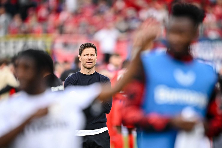 Völlige Zufriedenheit sieht anders aus: Trainer Alonso. - © Harry Langer/dpa