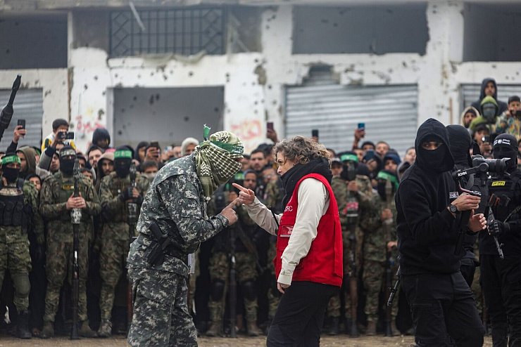 Das Internationale Komitee vom Roten Kreuz (IKRK) hat wiederholt gesagt, dass eine Herabwürdigung der Geiseln bei der Übergabe inakzeptabel sei. - © Jehad Alshrafi/AP/dpa