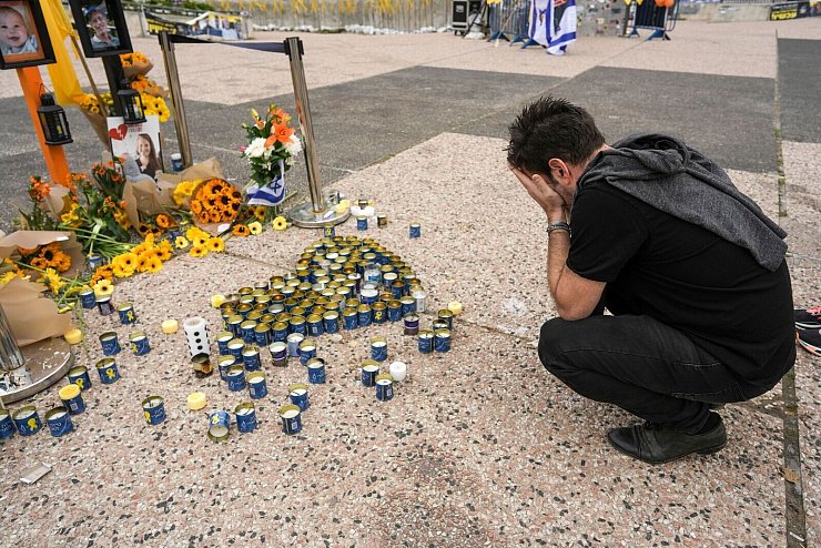 Trauer um tote Geiseln in Tel Aviv. - © Oded Balilty/AP/dpa