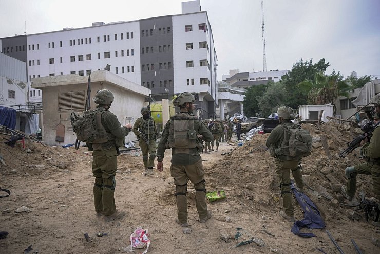 Israelische Soldaten stehen vor dem Schifa-Krankenhaus (Archivbild). - © Victor R. Caivano/AP/dpa