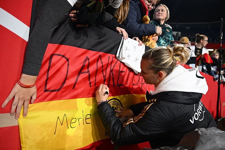 Die Fans freuen sich über Popp-Autogramme nach dem 1:2 gegen Australien. - © Sebastian Gollnow/dpa
